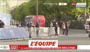 Le car des Parisiens arrive au Parc - Foot - C1 - PSG