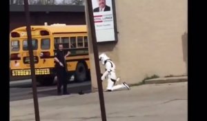 Un stormtrooper se fait arrêter par la police
