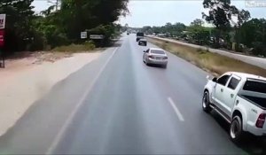 Le pneu de cette camionnette explose en pleine route