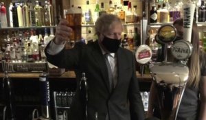 Royaume-Uni: Boris Johnson célèbre le déconfinement en s'offrant une bière