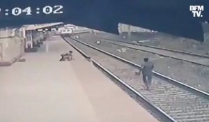 En Inde, un homme sauve in extremis un enfant sur des rails avant l'arrivée d'un train