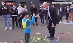 Et pendant ce temps que fait le ministre de l'Education, Jean-Michel Blanquer ? Il joue à la marelle dans une cour d'école - VIDEO