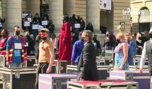 L’action « flight case » des intermittents du spectacle devant le théâtre de l’Odéon