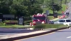 Un camion de pompier à 2 chauffeurs prend un virage incroyable