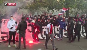 Les fans du PSG mettent l'ambiance à l'arrivée du bus des joueurs avant le match face à Manchester City