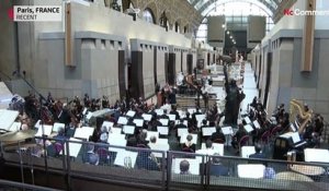 Un public de marbre devant un concert organisé au musée d'Orsay à Paris