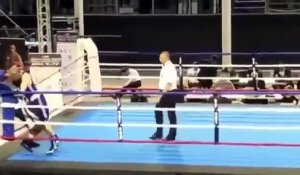 La simulation ridicule de ce boxeur pendant un combat