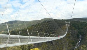 Voici le pont suspendu pour piétons le plus long du monde