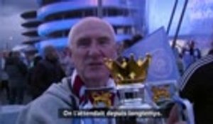 Man City - Des fans célèbrent le titre devant l'Etihad Stadium