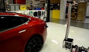 Tesla présente un chargeur à rallonge robotisée pour branchement automatique.
