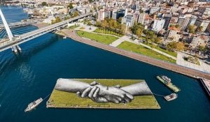 Cet artiste utilise la nature pour délivrer des messages d'espoir et de solidarité