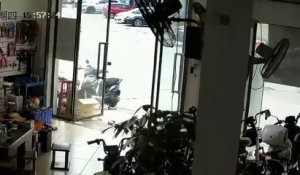 La batterie d'un scooter explose devant un magasin