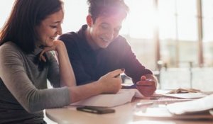 Ce couple pensait s'être rencontré à l’université mais la mère de la demoiselle va lui révéler l'impensable