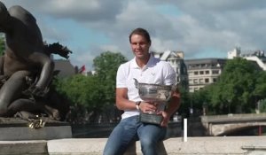 Roland-Garros - Nadal pose avec son trophée