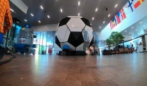 Le plus gros ballon de foot jamais construit en Lego assemblé au Danemark pour l'Euro
