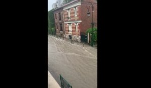 Orages: une rue de Suresnes filmée sous les eaux