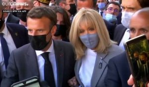 Après la gifle présidentielle, Emmanuel Macron affirme qu'il restera "à portée d'engueulade"