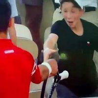 Un gamin fou de joie après avoir reçu la raquette de Novak Djokovic