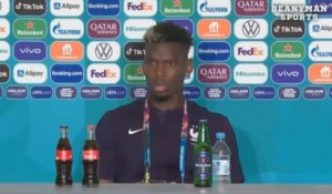 Pogba retire une bouteille de bière de la table pendant sa conférence de presse