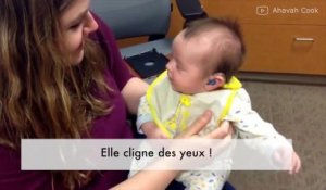 Ce bébé entend sa maman pour la première fois