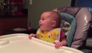 Ce bébé a un fou rire à table