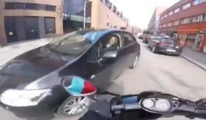Un homme à scooter s’énerve