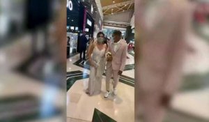 Les mariés défilent dans le centre commercial où ils se sont rencontrés