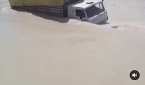 Ce camion réussit à traverser une rivière en crue... joli