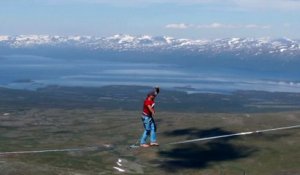 Ce funambule traverse le ciel de Laponie 600 mètres au-dessus du vide