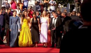 La montée des marches de l'équipe du film 'Bigger Than Us' - Cannes 2021