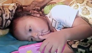 Cette fillette dort avec 6 serpents dans son lit
