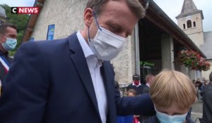 Emmanuel Macron reçoit un cadeau de la part d’un enfant