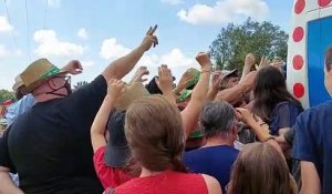 19e étape du Tour de France en Gironde : à Noaillan, le public veut la casquette à poids