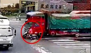 Une voiture de police sauve la vie d'un homme en scooter coincé par un camion