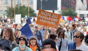 « C’est du chantage » : des milliers de personnes dans les rues de Paris contre le pass sanitaire