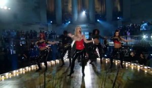 Britney Spears chante son tube "Toxic"