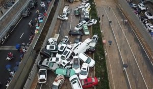 Inondations en Chine: les images de voitures empilées sur l'autoroute, emportées par la force de l'eau