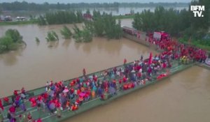 Inondations en Chine: des habitants de plusieurs villages évacués grâce à un pont flottant