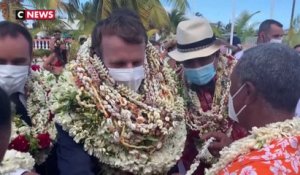 Emmanuel Macron «étouffé» par des colliers de fleurs en Polynésie, les internautes s'amusent