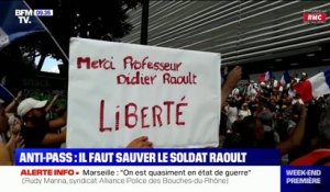 Manifestations anti-pass: de nombreuses personnes affichent leur soutien à Didier Raoult