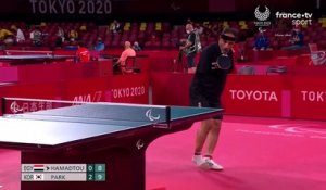 Jeux paralympiques de Tokyo : Regardez l'image incroyable de ce champion de tennis de table qui joue avec la raquette entre les dents et s'aide de son pied pour servir