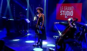 Barbara Pravi interprète "Voilà" dans "Le Grand Studio RTL"