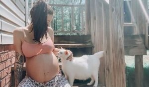 Une femme enceinte recueille une chatte en gestation et accouche en même temps qu'elle