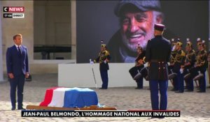 Hommage à Jean-Paul Belmondo: Revoir ce moment d'Emmanuel Macron seul devant le cercueil de l'artiste alors que la Marseillaise retentit