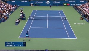Ramasseur apeuré et raquette brisée : Djokovic commence à craquer face à Medvedev