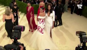 Au gala du Met, l'élue démocrate Alexandria Ocasio-Cortez apparaît avec une robe incitant à "taxer les riches"