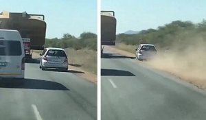 Un automobiliste tente de doubler un camion en passant par le bas-côté