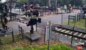 Elle traverse la voie ferrée au pire moment et échappe de justesse au train