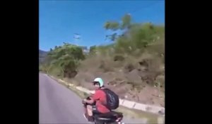 Un petit high five à un inconnu en moto... mauvaise idée