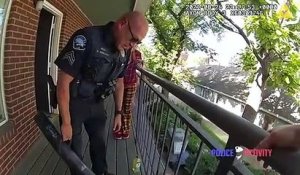 Un policier sauve une fillette qui a la tête coincée entre les barreaux d'un balcon